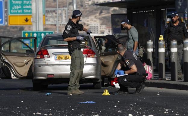 Las Fuerzas de Seguridad de Israel inspeccionan el escenario de una explosión registrada en una parada de autobús en una de las entradas de Jerusalén. /EFE