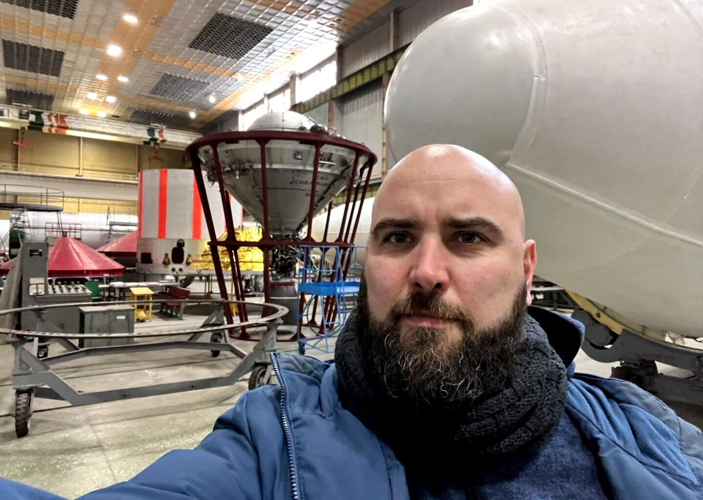 Selfie de Pablo González en una visita a una fábrica en la localidad de Dnipor al este de Ucrania en febrero. /efe