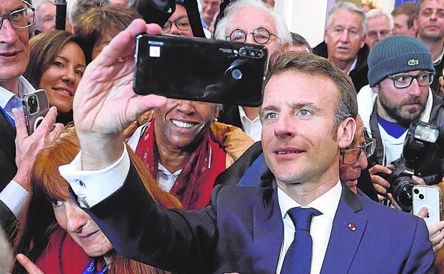 Macron se fotografía en el Congreso de Alcaldes, en París. 