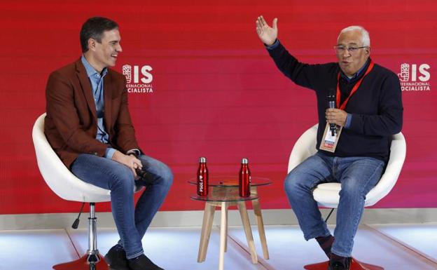 Pedro Sánchez y António Costa, en la segunda jornada del congreso de la Internacional /