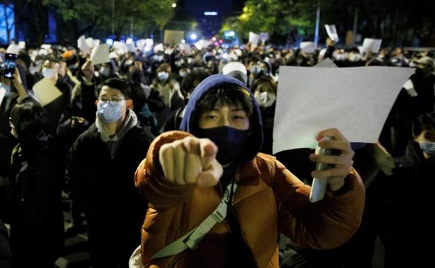 Manifestantes sostienen hojas en blanco en protesta por las restricciones del covid, en Beijing, China. /REUTERS