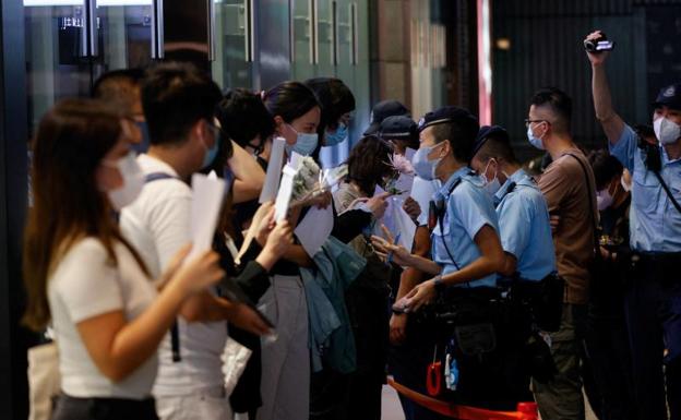 Policías se enfrentan a manifestantes en una jornada de protestas contra la política 'cero covid' china, en Hong Kong. /REUTERS