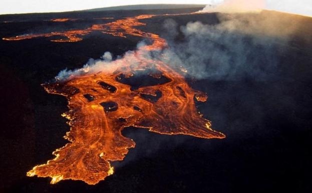 Imagen aérea del Servicio Geológico de EE UU que muestra la lava en la caldera de la cumbre de Mauna Loa en Hawái. /AFP