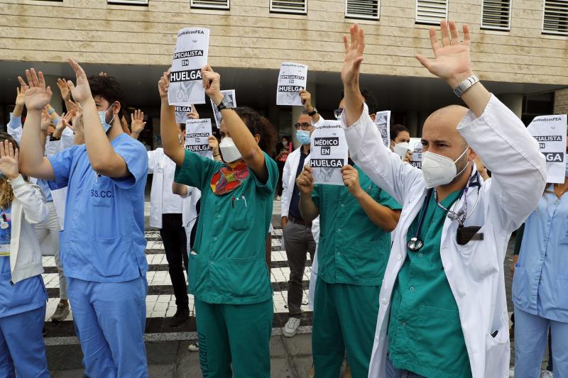 Foto de archivo de una protesta por fuera del Hospital Doctor Negrín /EFE/ Elvira Urquijo A