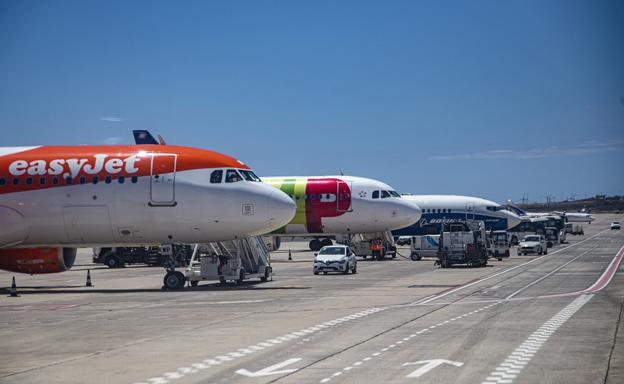 Aviones en el aeropuerto de Gran Canaria. 