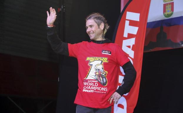 Álvaro Bautista, celebrando su título de campeón del mundo de Superbike en Talavera de la Reina. /Manu Reino (Efe)