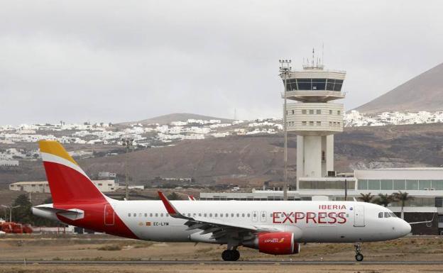 Avión de Iberia Express en el aeropuerto de Lanzarote. 