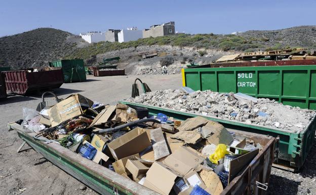La ley de residuos pretende desincentivar el depósito de basura en los vertederos. /Arcadio suárez