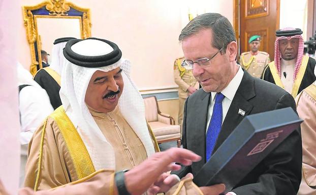El rey de Baréin, Hamad bin Isa al Jalifa, recibe un regalo del presidente de Israel, Isaac Herzog.