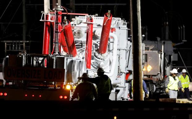 Trabajadores de la compañía de energía estatal, Duke Energy, intentan restaurar la energía en una subestación eléctrica dañada tras el ataque que provocó un corte de energía masivo en Carolina del Norte. /REUTERS