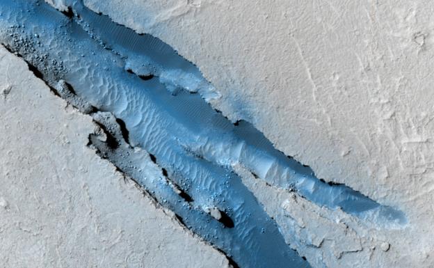Imagen de fisuras Cerberus Fossae taken by the HiRISE del Mars Reconnaissance Orbiter camera. 