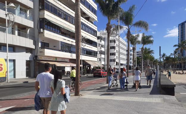 Vista de la avenida junto a la playa de El Reducto, que se transformará en peatonal en 2023. 