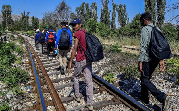 Un grupo de migrantes intenta llegar a Europa Occidental a través de la ruta de los Balcanes, en una imagen de archivo. /EFE