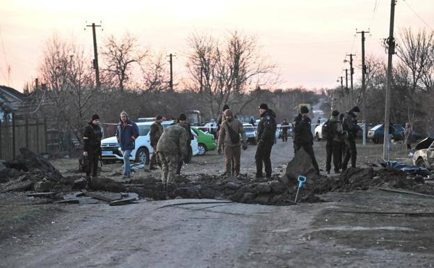 Investigadores inspeccionan un cráter en el lugar del ataque con misiles perpetrado por Rusia, este lunes en Zaporiyia.