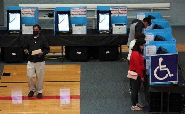 Votación en un colegio electoral de Norcross, en Georgia. /AFP