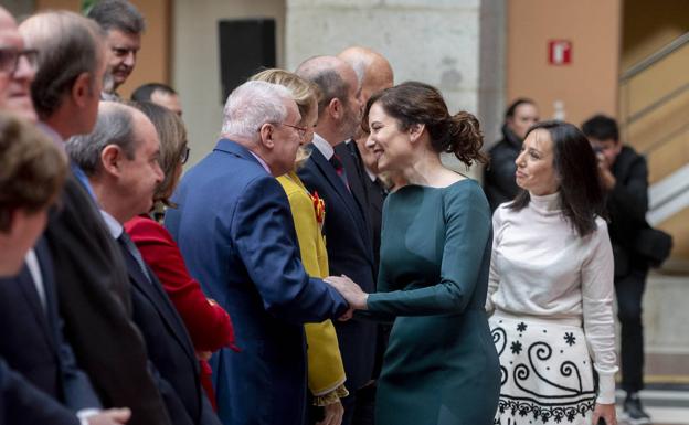 El expresidente autonómico madrileño Joaquín Leguina saluda a la presidenta actual, Isabel Díaz Ayuso, en un acto de homenaje a la Constitución.