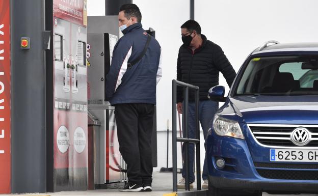 Customers of a 'low cost' gas station in the Canary Islands on the day the 20 cent bonus came into force, on April 1.  Juan Carlos Alonso