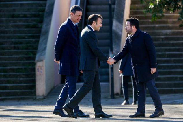 El presidente de la Generalitat, Pere Aragonés, recibe al presidente del Gobierno, Pedro Sánchez y al presidente galo, Emmanuel Macron.