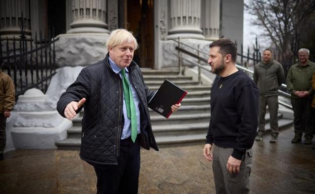 El ex primer ministro británico Boris Johnson durante la visita sorpresa que hizo este domingo a Ucrania, donde se reunió con Zelenski. /Reuters