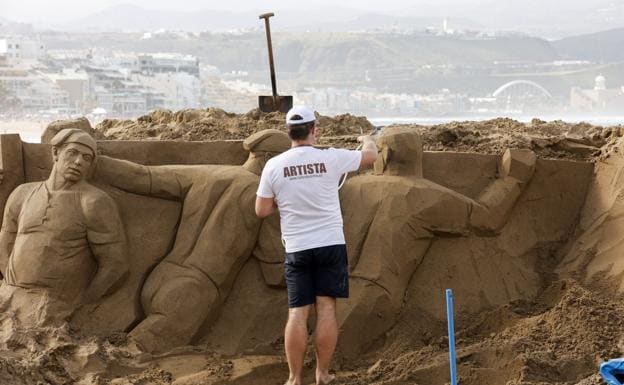 One of the artists, in full development of the sand nativity scene that could be seen last Christmas on Las Canteras beach. 