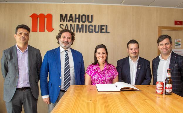 From left to right: Juan Domingo Rodríguez, Operations Manager at Fonteide;  Fernando Bustamante, General Manager of the Mahou San Miguel Business Unit in the Canary Islands;  Yaiza Castilla, Minister of Tourism, Industry and Commerce of the Government of the Canary Islands;  Eugenio García Seco de Herrera, director of the Mahou San Miguel Production Center in Candelaria and Justo Artiles, Deputy Minister of Industry, Commerce and Consumption 